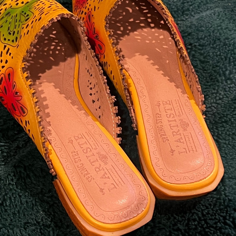 L'ARTISTE Step Yellow Floral L'Artiste Galatina Mule Leather Mules 37 (6.5/7) - Picture 4 of 9